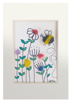 Obra original hecha con cristales de mar erosionados con un abejorro entre flores multicolor