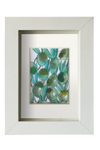 Cuadro de olivas con sus hojas con vidrio de mar dando volumen y tonalidad sobre acuarela y tinta. Marco Blanco