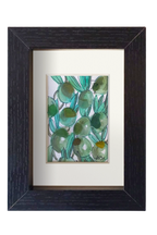 Cuadro de olivas con sus hojas con vidrio de mar dando volumen y tonalidad sobre acuarela y tinta. Marco negro