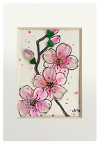 Cuadro con dibujo de rama de almendro con flores de tinta y acuarela con vidrio de mar resaltando los pétalos y los capullos