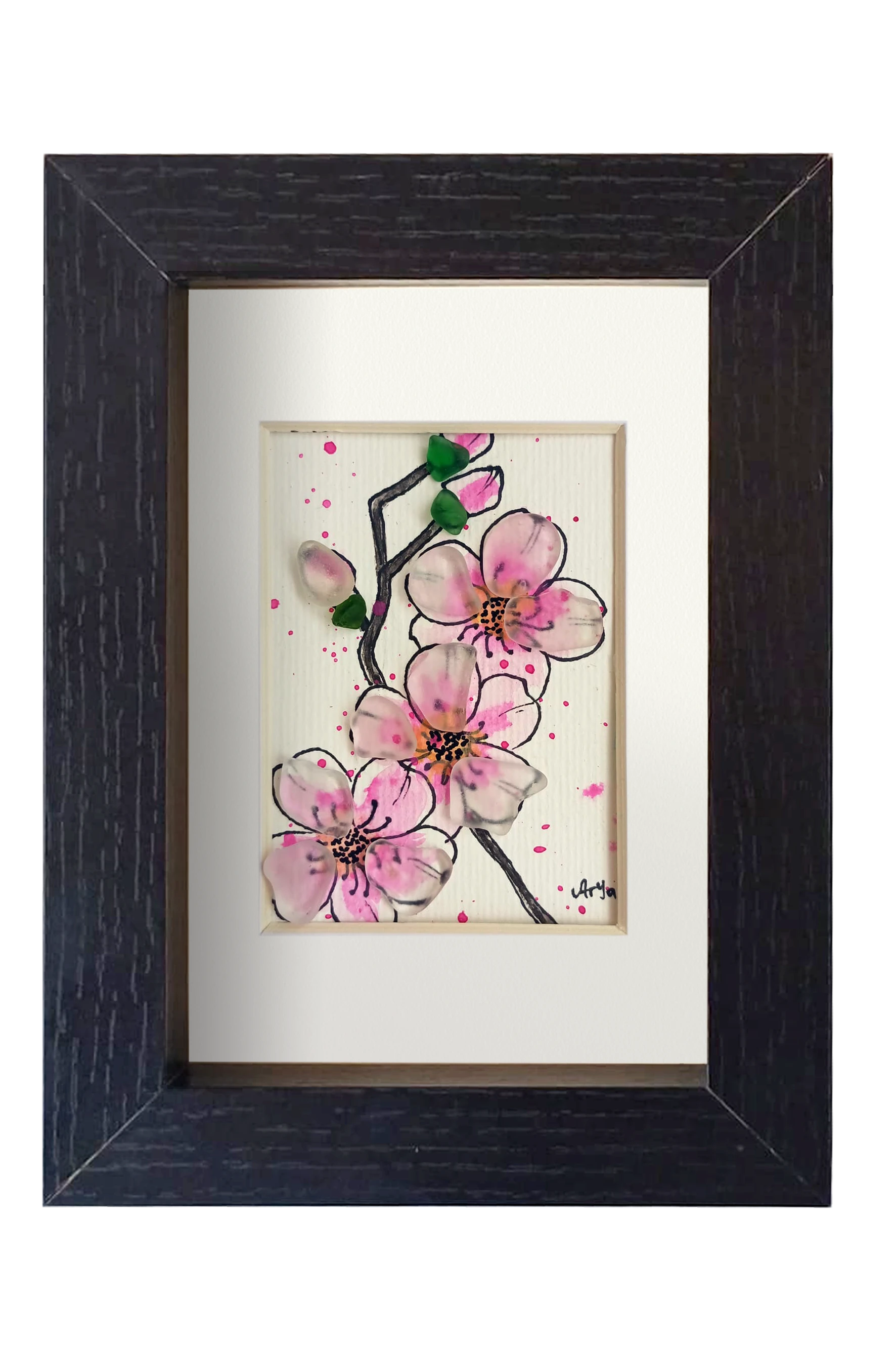 Cuadro con dibujo de rama de almendro con flores de tinta y acuarela con vidrio de mar resaltando los pétalos y los capullos