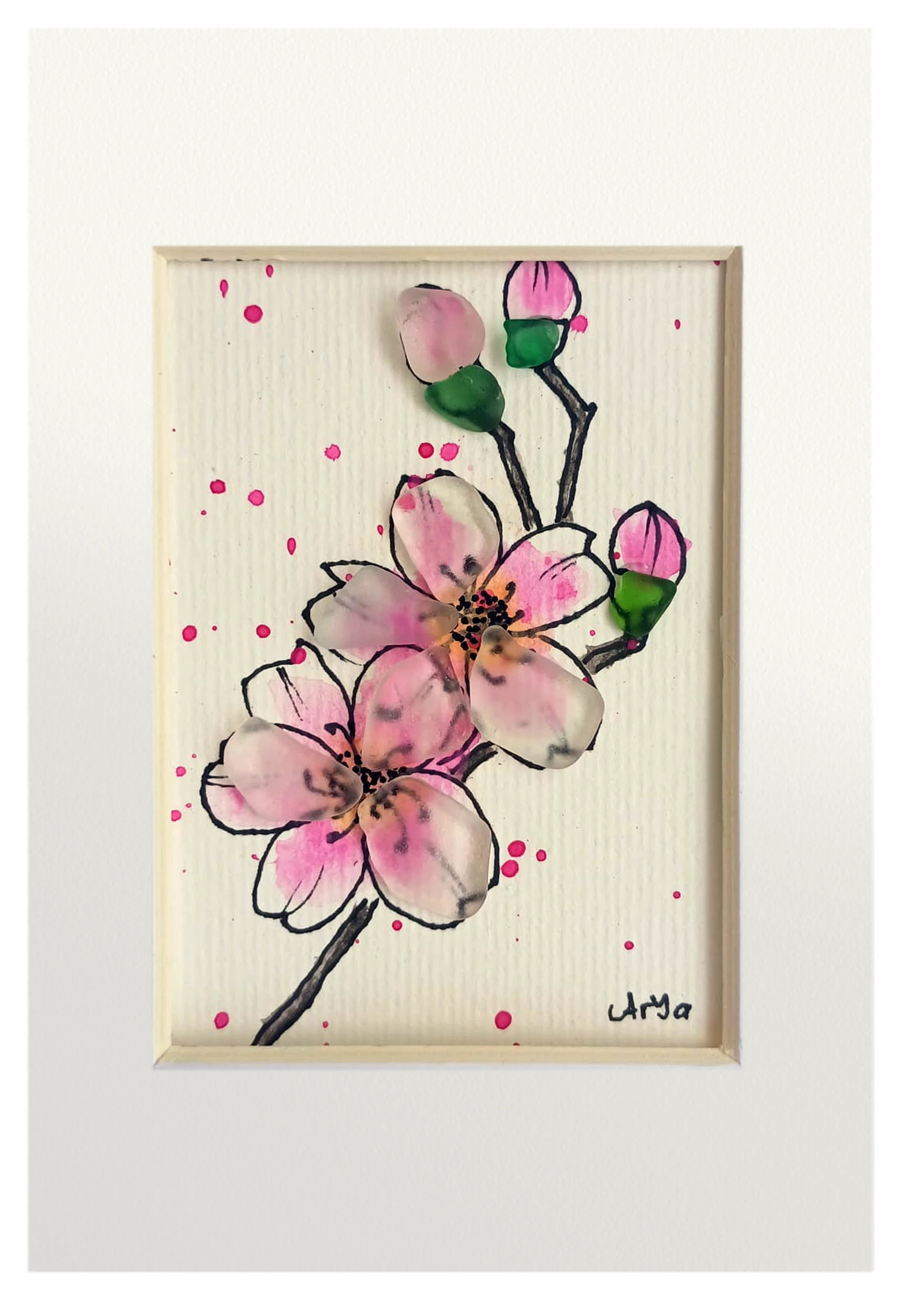 Cuadro con dibujo de rama de almendro con flores de tinta y acuarela con vidrio de mar resaltando los pétalos y los capullos