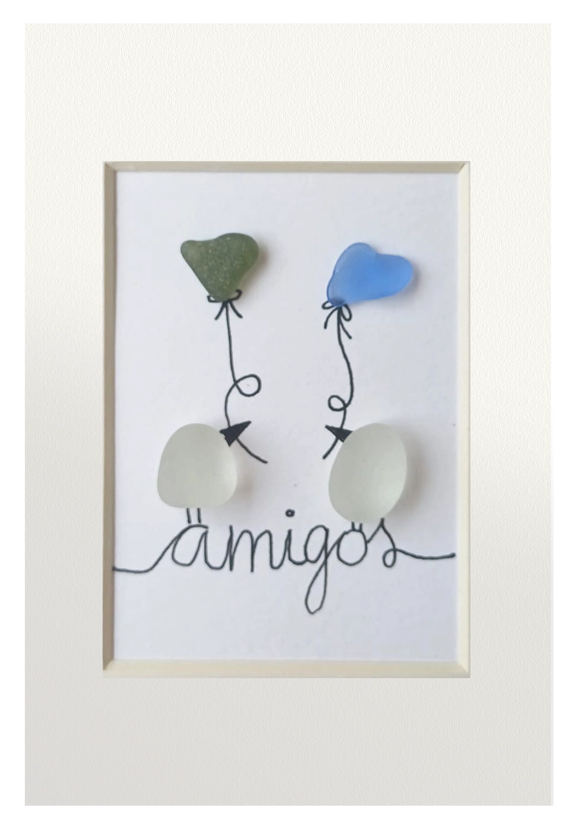 Cuadro de vidrio de mar y tinta en el que dos Pájaros posados encima del texto amigos se intercambian sedos globos con forma de corazón