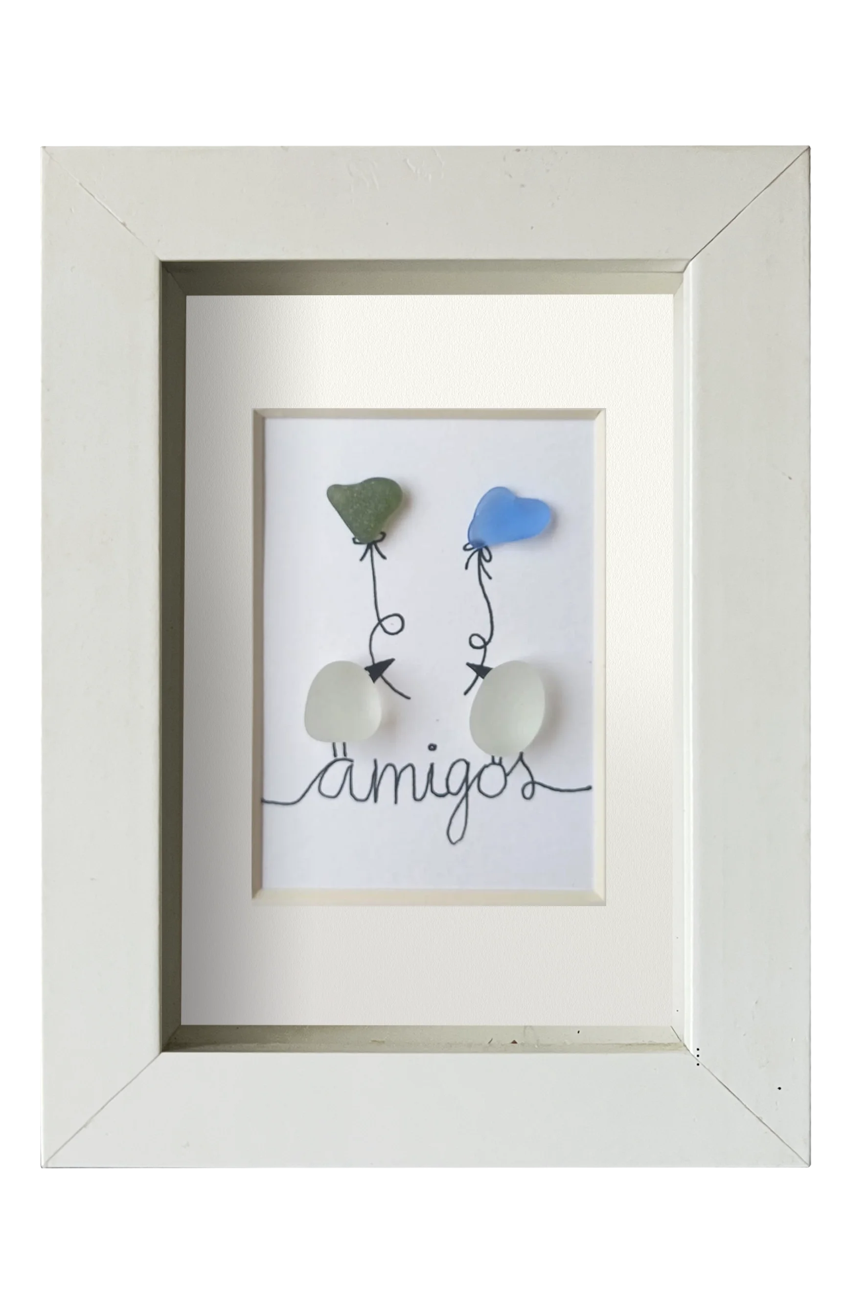 Cuadro de vidrio de mar y tinta en el que dos Pájaros posados encima del texto amigos se intercambian sedos globos con forma de corazón