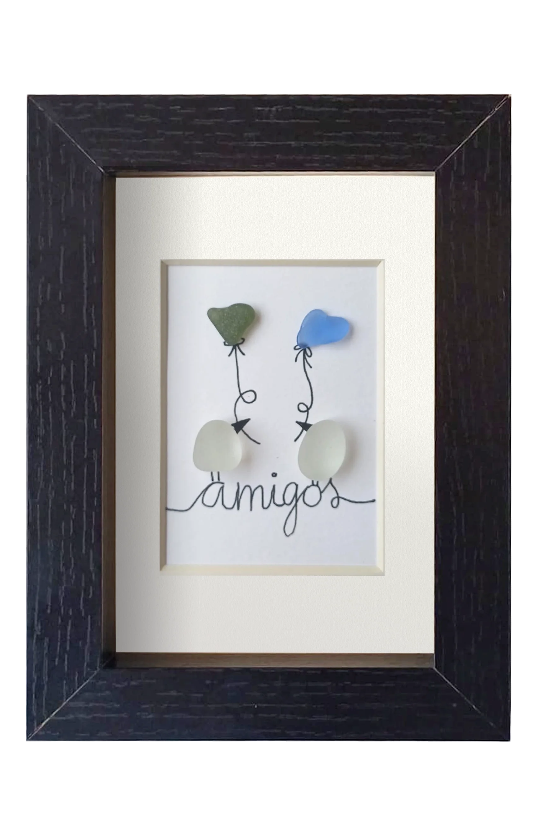 Cuadro de vidrio de mar y tinta en el que dos Pájaros posados encima del texto amigos se intercambian sedos globos con forma de corazón. Marco negro