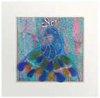 Cuadro con tinta, vidrio de mar y acuarelas con un pavo real con colores azules, amarillos y verdes.
