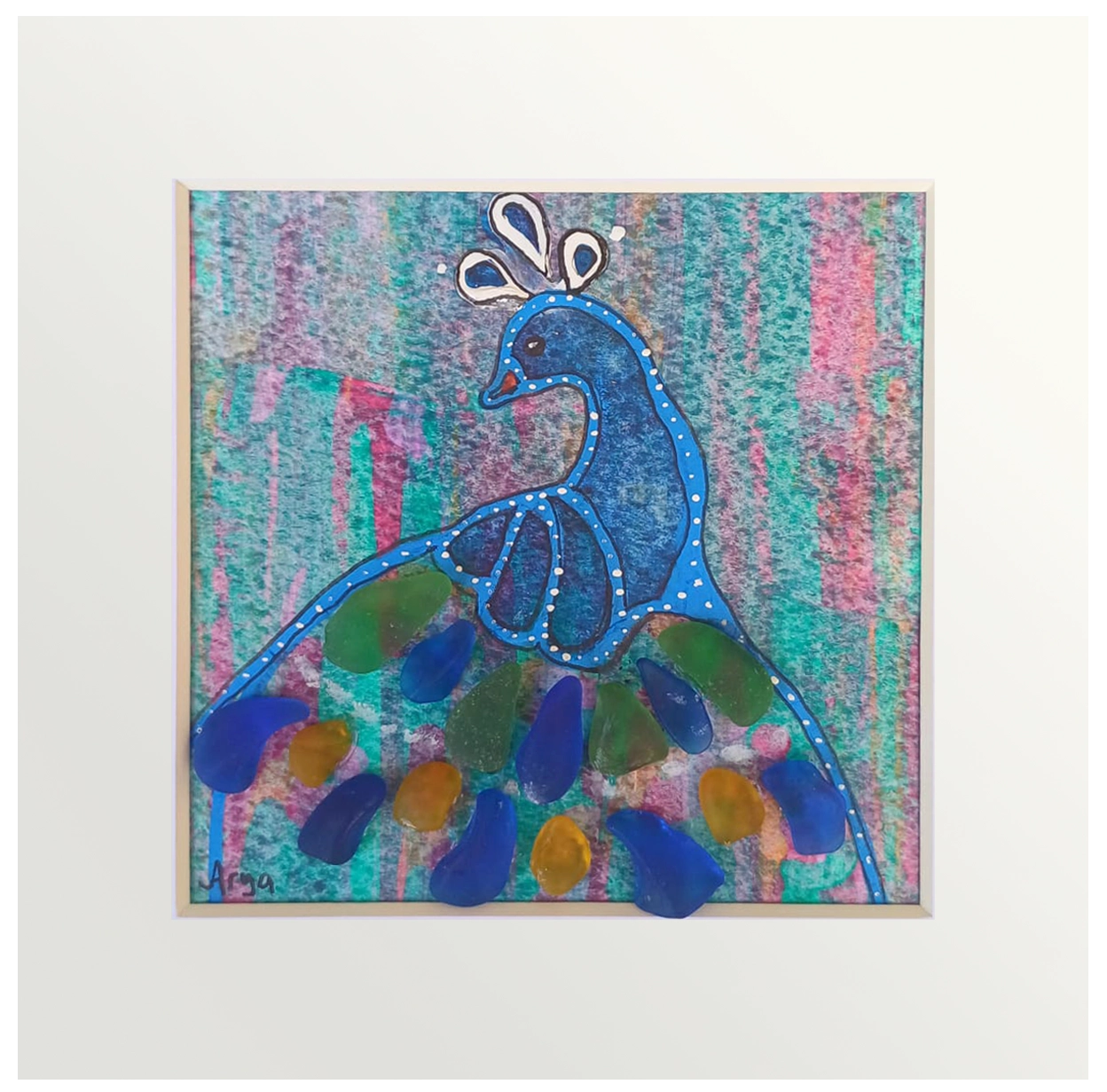 Cuadro con tinta, vidrio de mar y acuarelas con un pavo real con colores azules, amarillos y verdes.