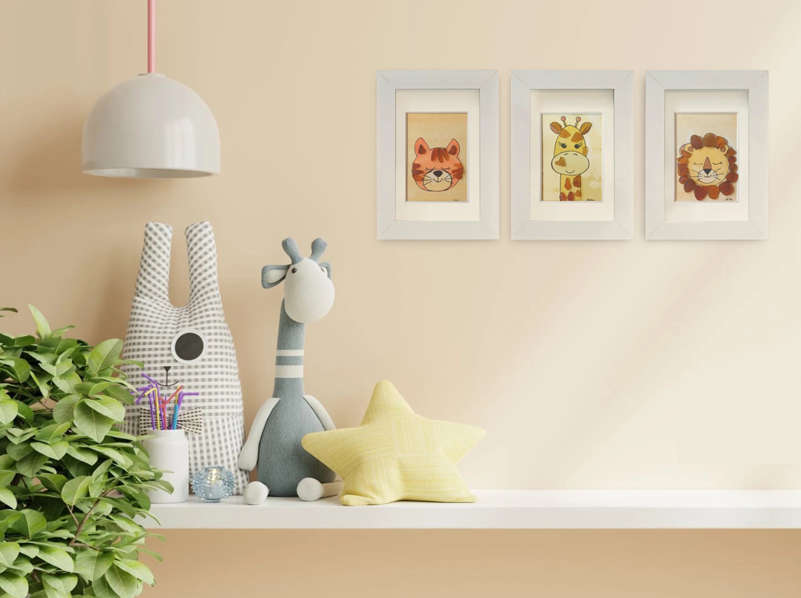 Pared de habitación infantil con peluches, una lámpara colgando del techo, una planta y 3 cuadros con simpáticos animales de la sabana