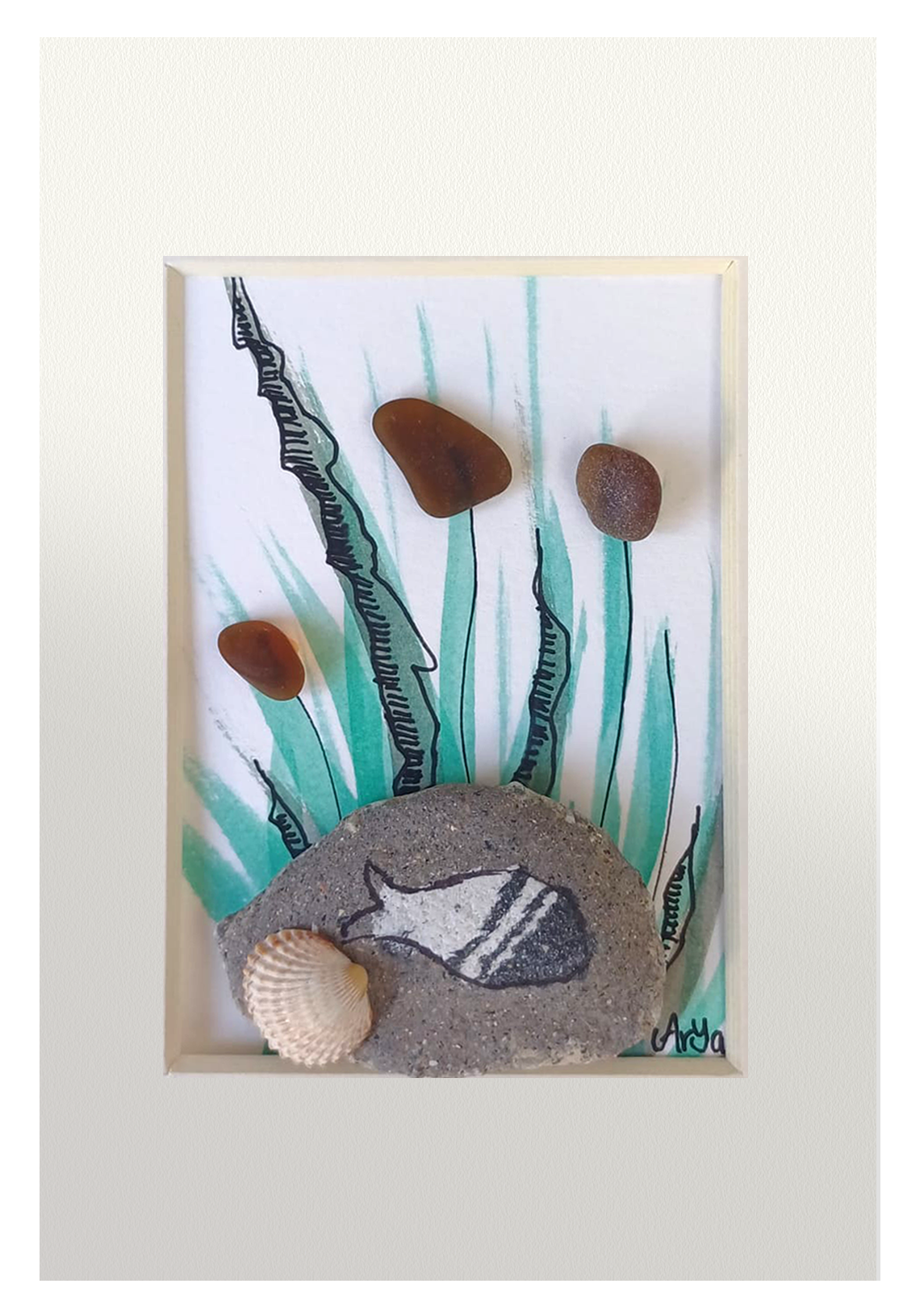 Obra con plantas marinas y un pez 