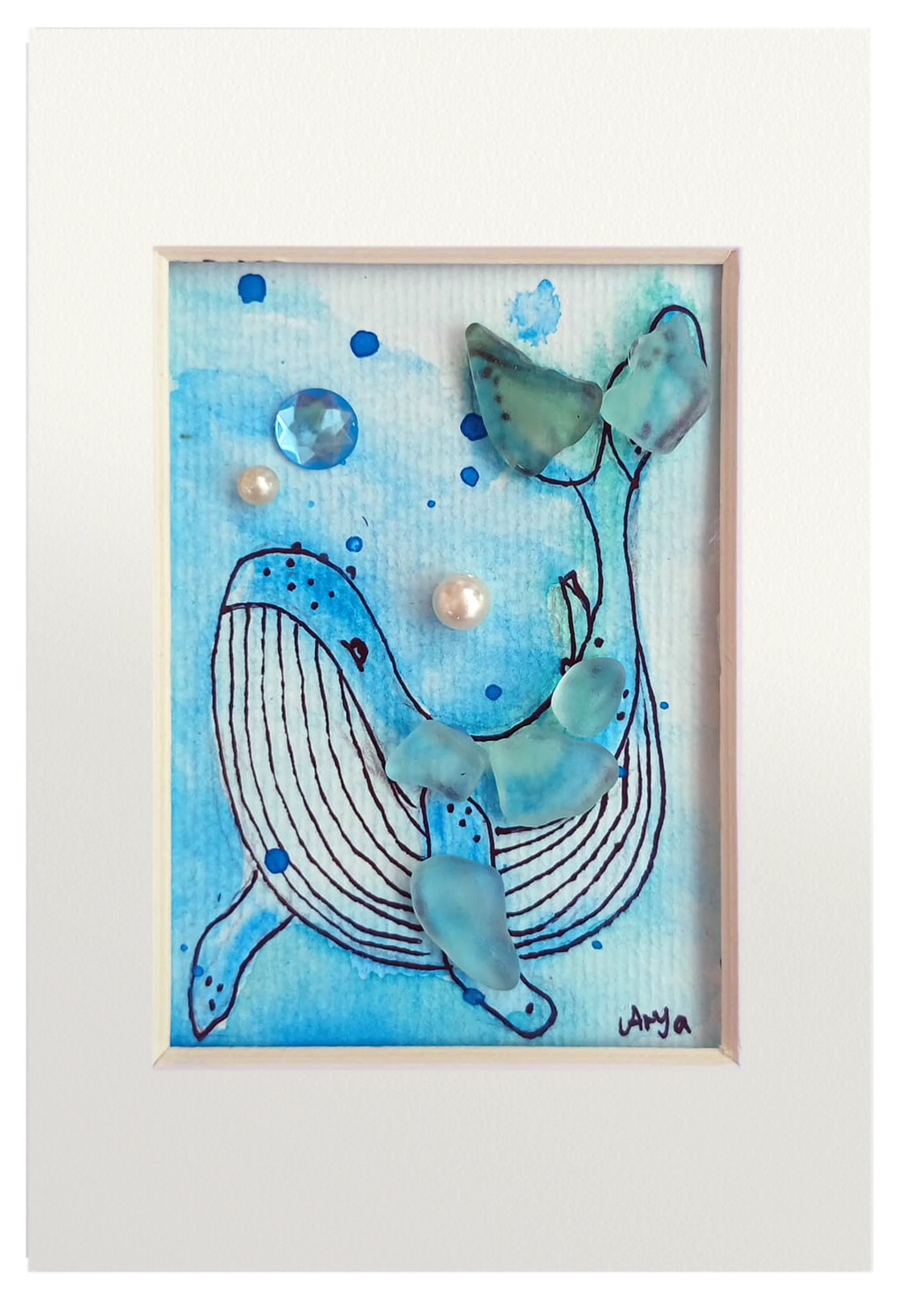 Cuadro con ilustración en acuarela y tinta de una ballena en el fondo del mar con vidrio y otros materiales dándo volumen y aportando fantasía