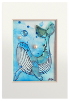 Cuadro con ilustración en acuarela y tinta de una ballena en el fondo del mar con vidrio y otros materiales dándo volumen y aportando fantasía