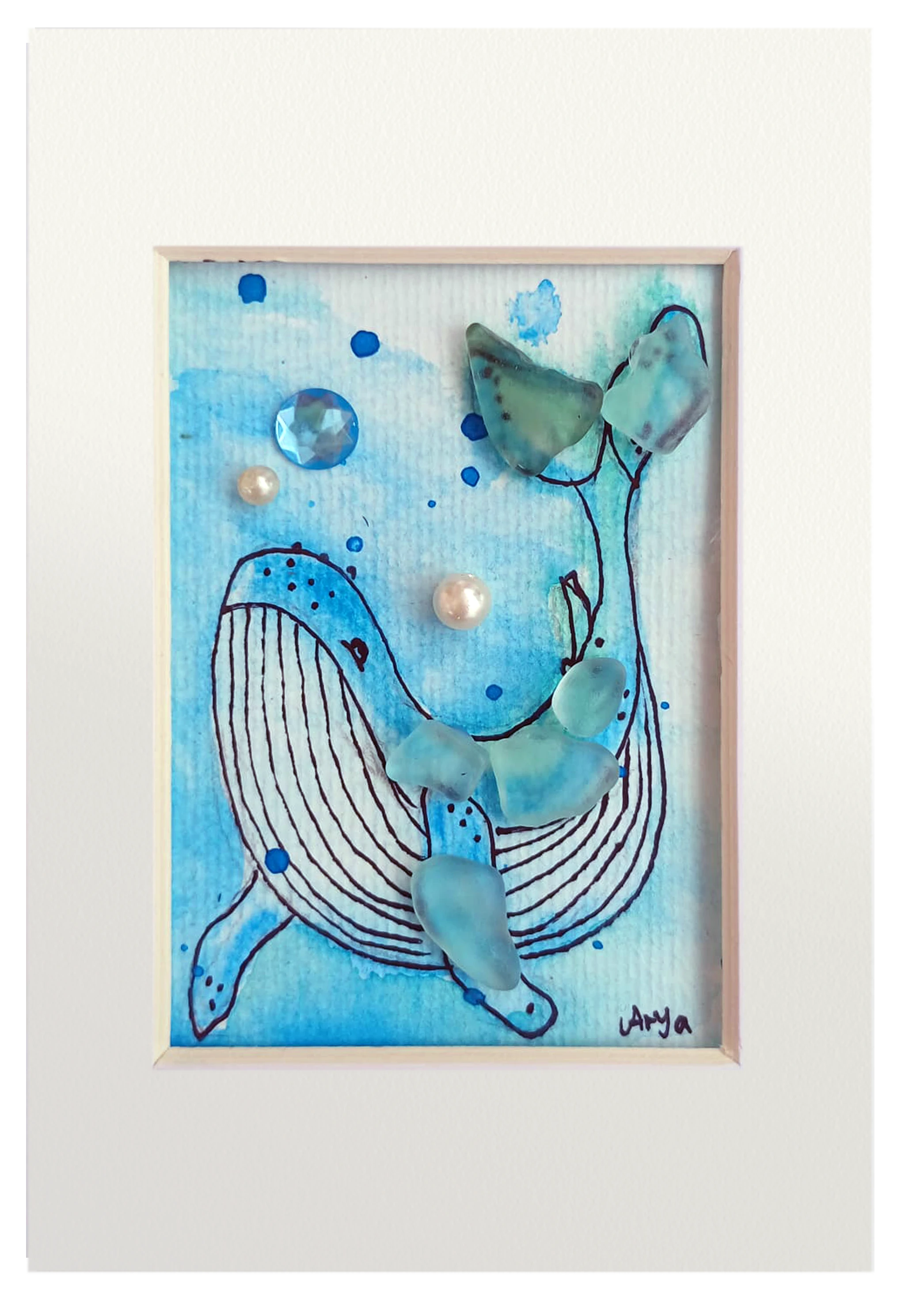 Cuadro con ilustración en acuarela y tinta de una ballena en el fondo del mar con vidrio y otros materiales dándo volumen y aportando fantasía