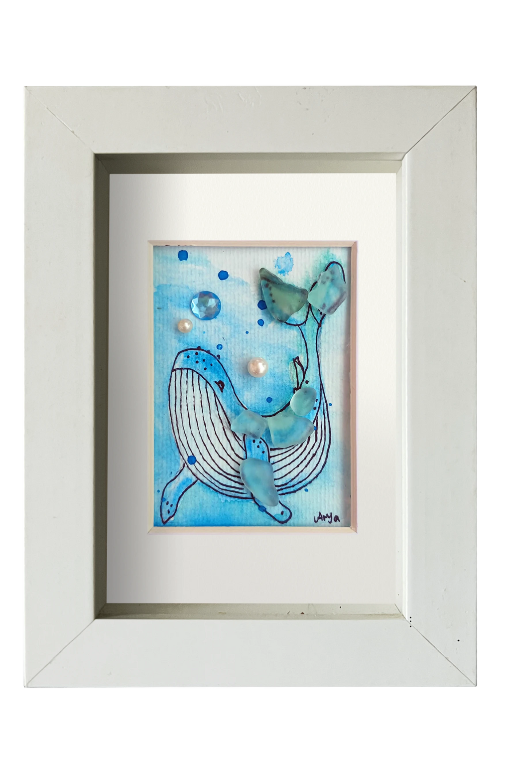 Cuadro con ilustración en acuarela y tinta de una ballena en el fondo del mar con vidrio y otros materiales dándo volumen y aportando fantasía