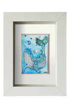 Cuadro con ilustración en acuarela y tinta de una ballena en el fondo del mar con vidrio y otros materiales dándo volumen y aportando fantasía