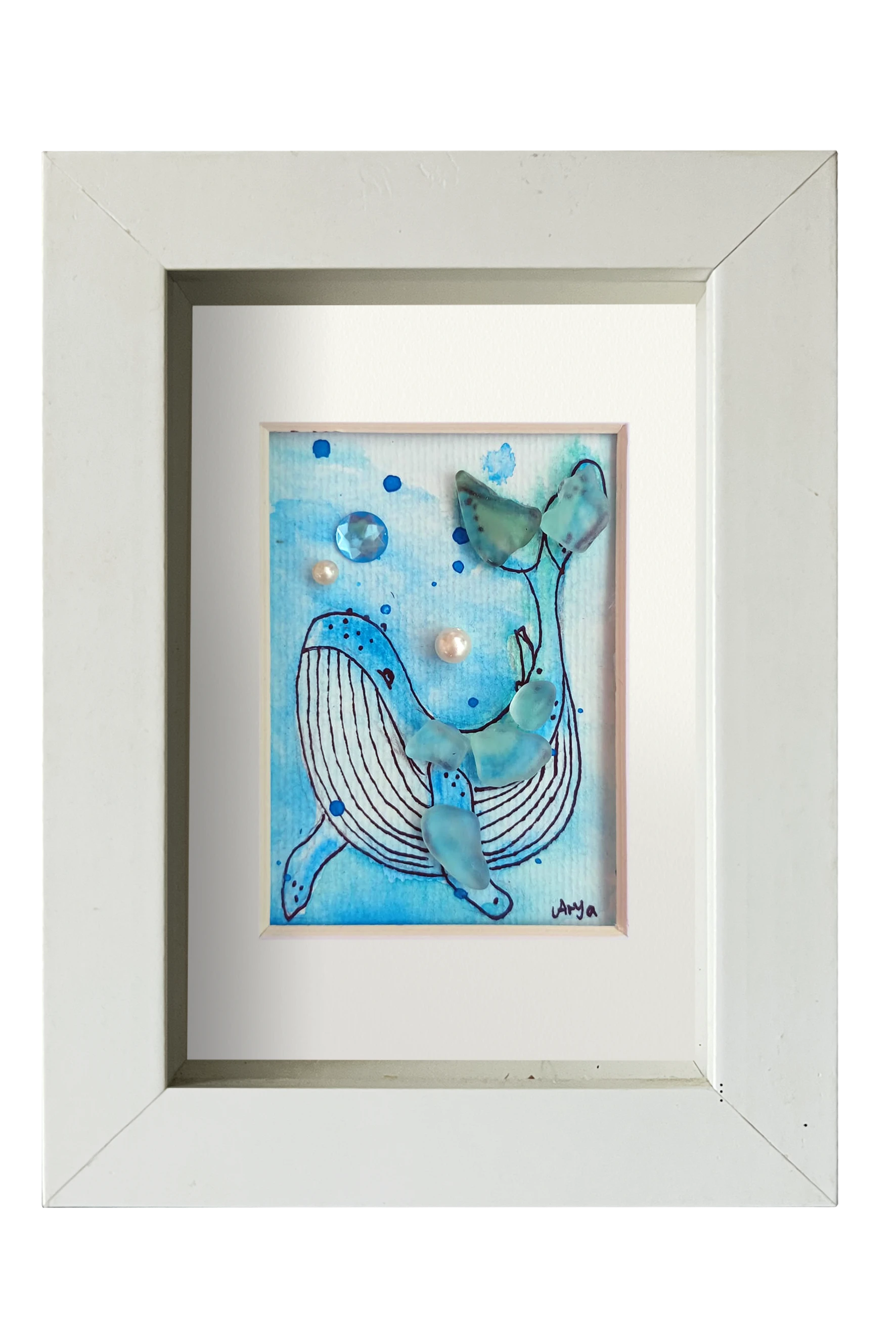 Cuadro con ilustración en acuarela y tinta de una ballena en el fondo del mar con vidrio y otros materiales dándo volumen y aportando fantasía
