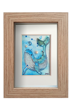 Cuadro con ilustración en acuarela y tinta de una ballena en el fondo del mar con vidrio y otros materiales dándo volumen y aportando fantasía
