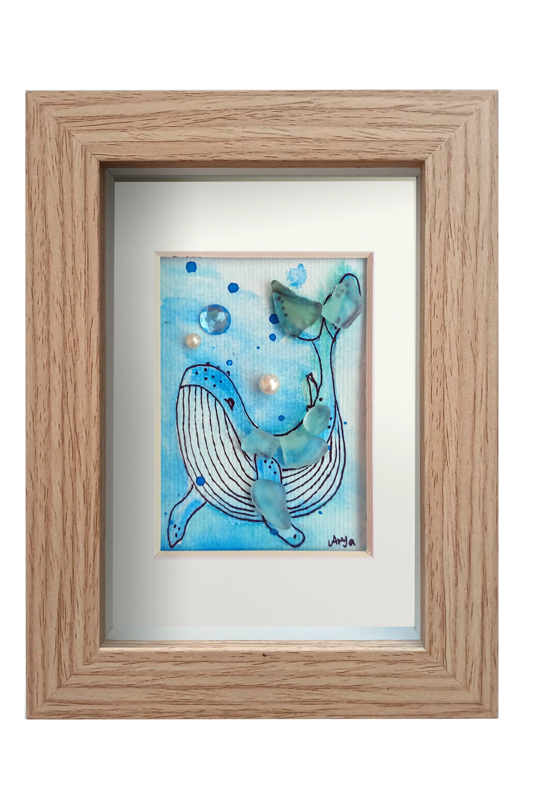 Cuadro con ilustración en acuarela y tinta de una ballena en el fondo del mar con vidrio y otros materiales dándo volumen y aportando fantasía