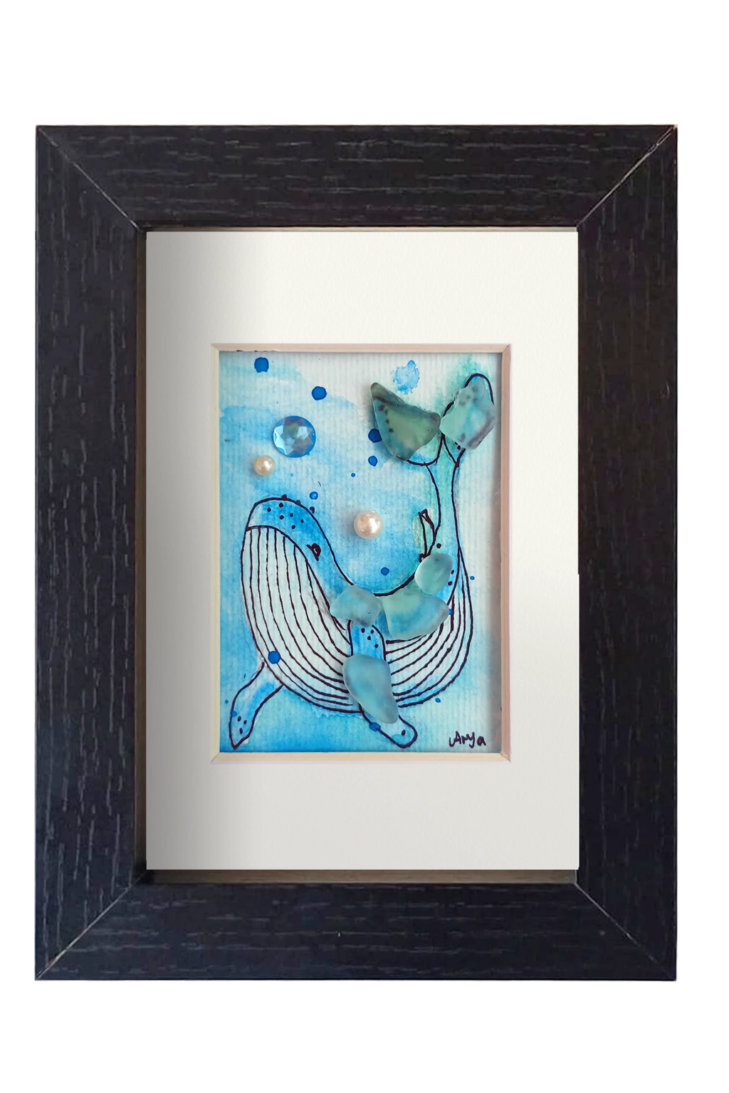 Cuadro con ilustración en acuarela y tinta de una ballena en el fondo del mar con vidrio y otros materiales dándo volumen y aportando fantasía