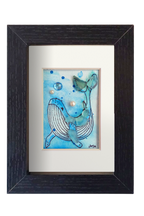 Cuadro con ilustración en acuarela y tinta de una ballena en el fondo del mar con vidrio y otros materiales dándo volumen y aportando fantasía