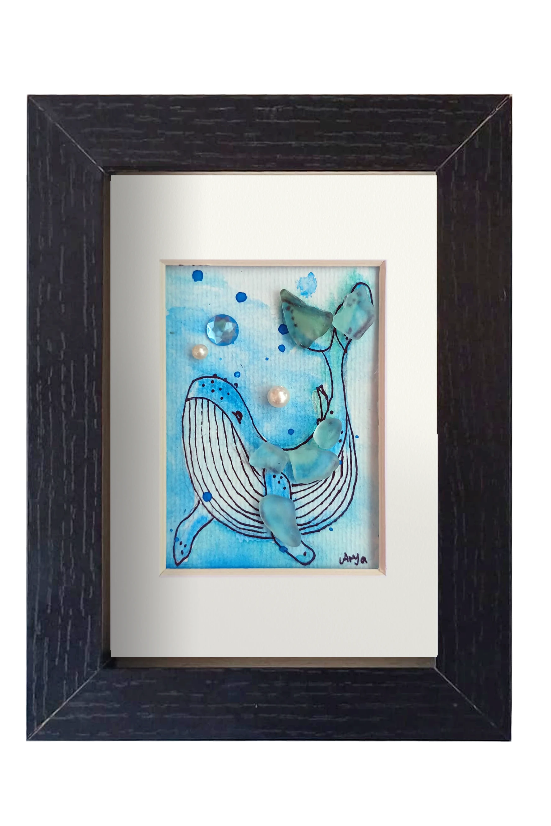 Cuadro con ilustración en acuarela y tinta de una ballena en el fondo del mar con vidrio y otros materiales dándo volumen y aportando fantasía