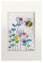 Cuadro de vidrio de mar, tinta y acuarela de un abejorro volando entre flores silvestres