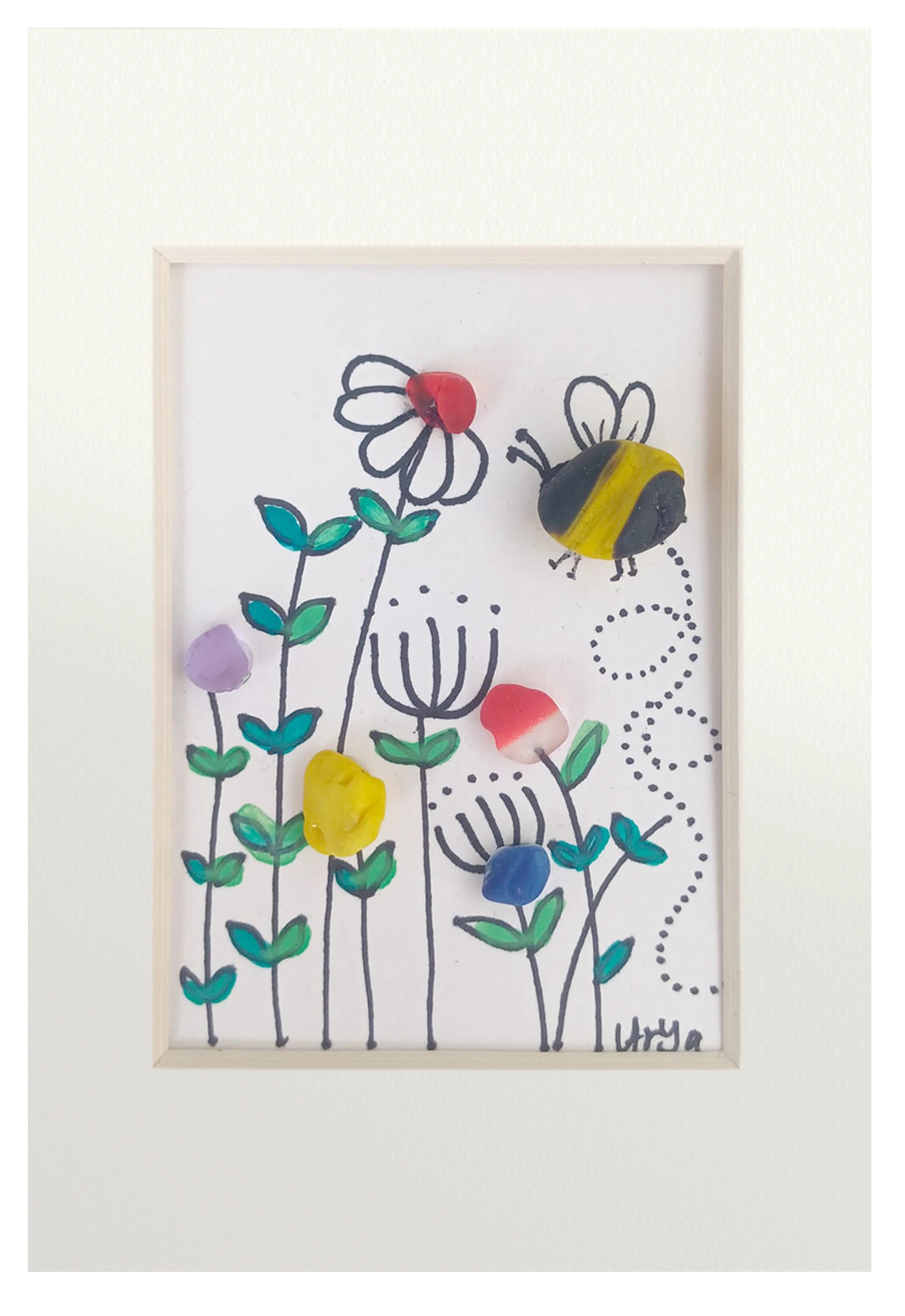 Cuadro de vidrio de mar, tinta y acuarela de un abejorro volando entre flores silvestres