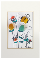 Cuadro de vidrio de mar, tinta y acuarela de un abejorro volando entre flores silvestres