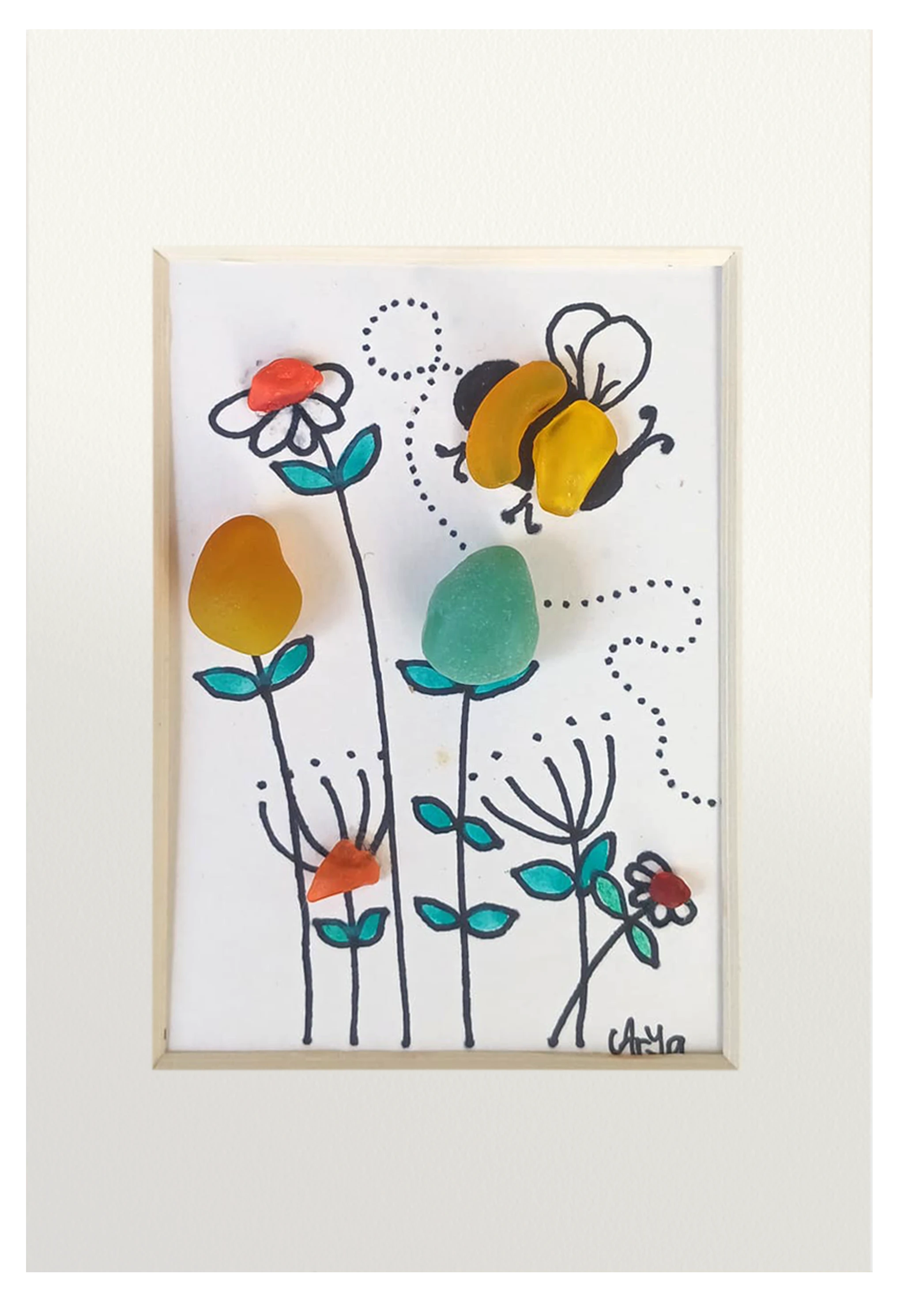 Cuadro de vidrio de mar, tinta y acuarela de un abejorro volando entre flores silvestres