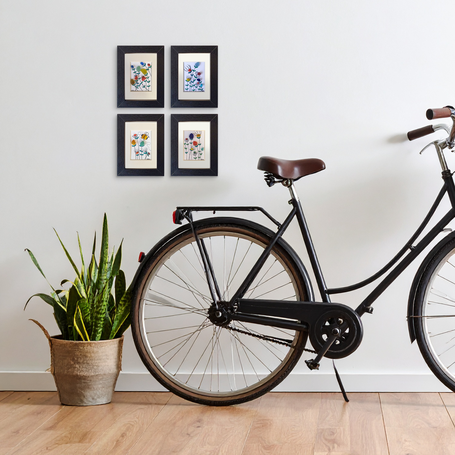 Pared con 4 cuadros de vidrio de mar, una bici y una planta