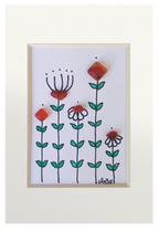Cuadro con 5 flores hechas con tinta, acuarela verde para las hojas y cristales de mar rojos para las flores