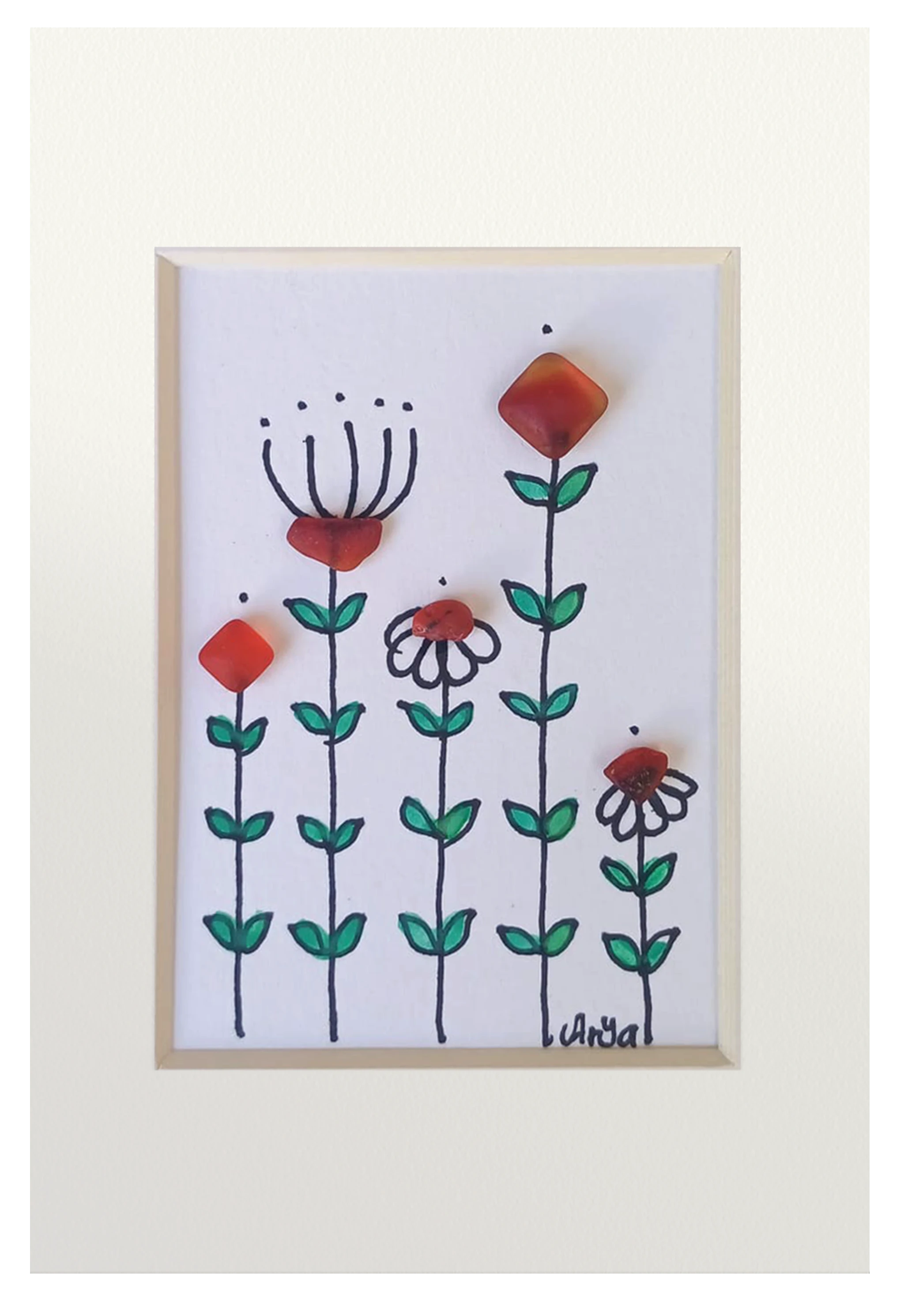 Cuadro con 5 flores hechas con tinta, acuarela verde para las hojas y cristales de mar rojos para las flores