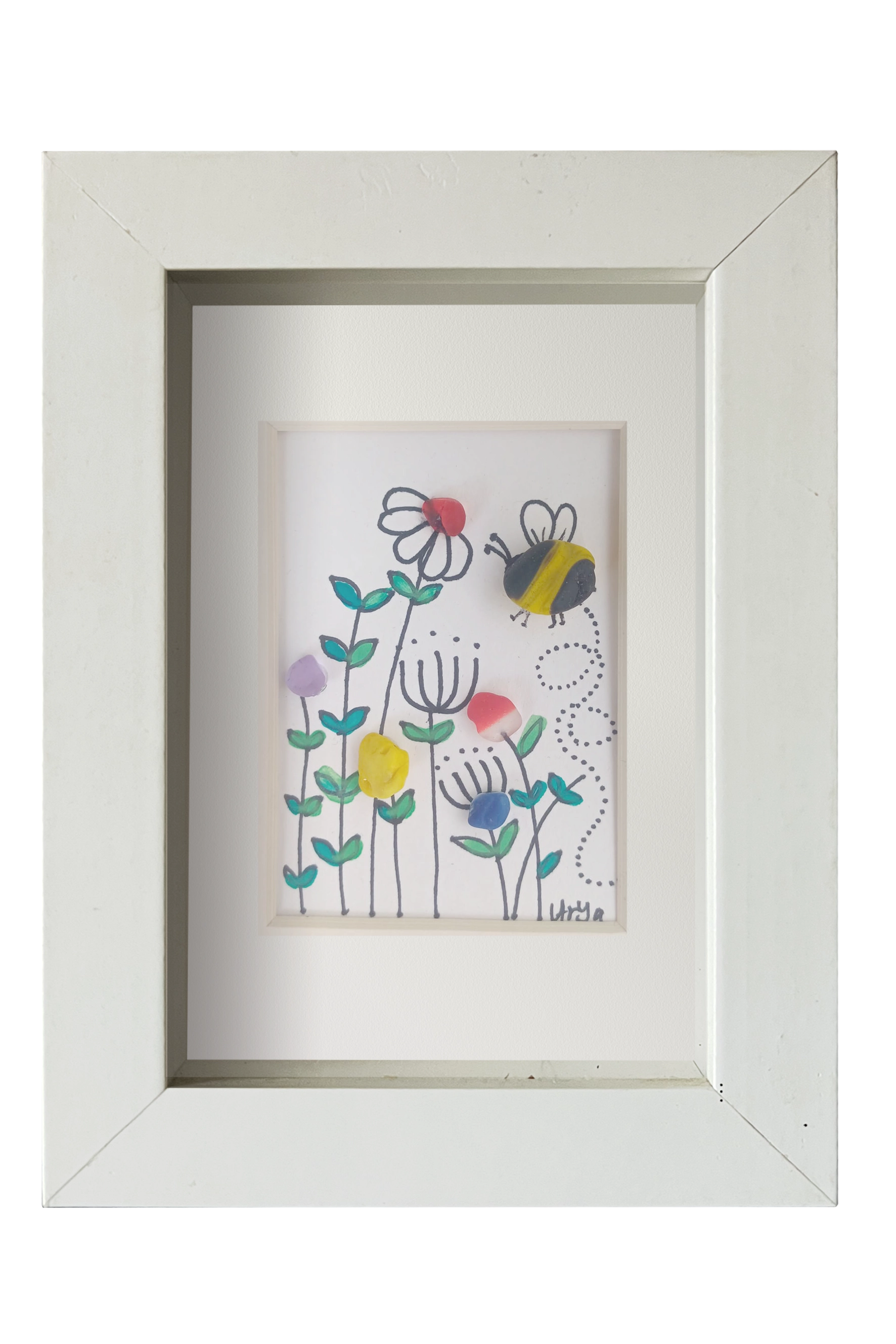 Cuadro de vidrio de mar sobre tinta y acuarela con un abejorro revoloteando entre flores silvestres de distintos colores. Marco blanco