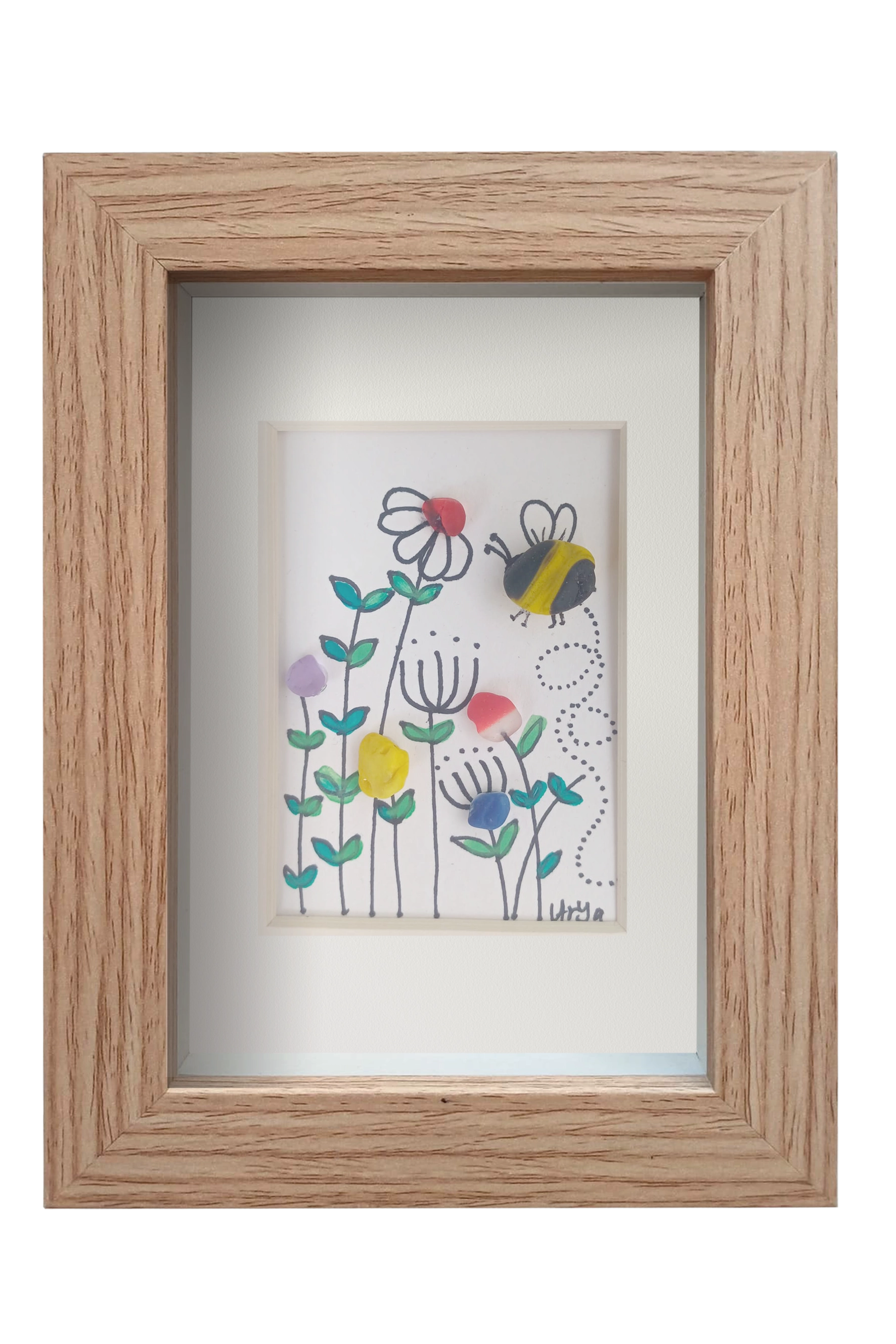Cuadro de vidrio de mar sobre tinta y acuarela con un abejorro revoloteando entre flores silvestres de distintos colores. Marco madera