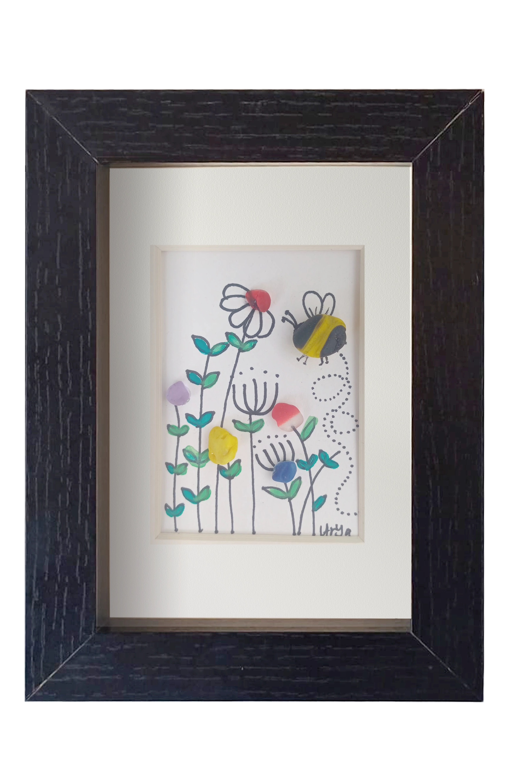 Cuadro de vidrio de mar sobre tinta y acuarela con un abejorro revoloteando entre flores silvestres de distintos colores. Marco negro