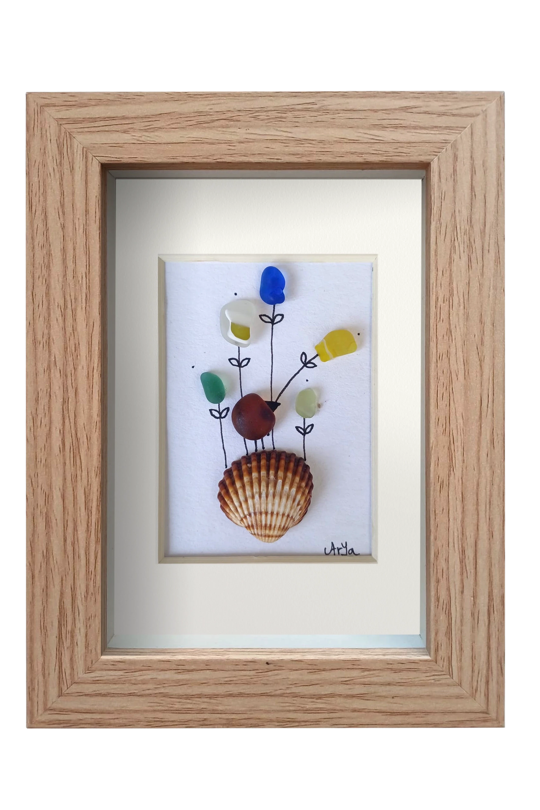 Cuadro de vidrio de mar y tinta con un pájaro cogiendo una flor de entre las que crecen encima de una concha. Marco madera