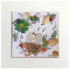 Cuadro de vidrio de mar y tinta con dos pájaros juntos dentro de un corazón de folres, música y conchas. 