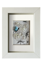 Cuadro con dibujo de flores blancas con los tallos con líneas de tinta y flores con vidrio de mar translúcido y una mariposa de alas azules 
