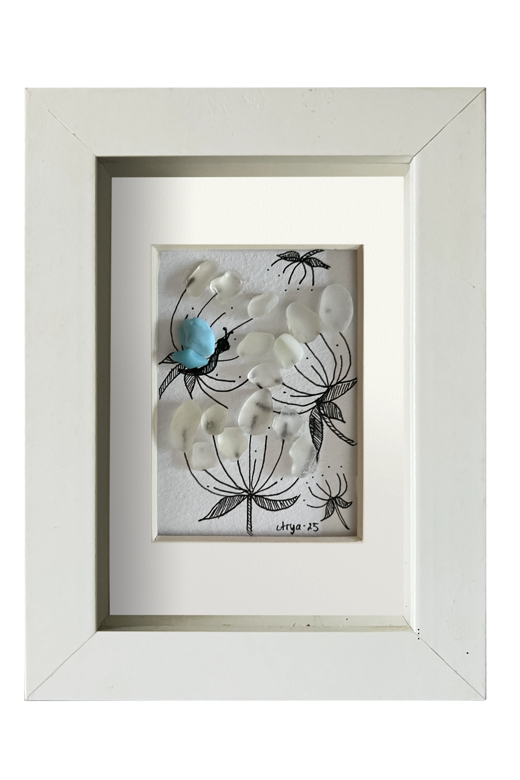 Cuadro con dibujo de flores blancas con los tallos con líneas de tinta y flores con vidrio de mar translúcido y una mariposa de alas azules 