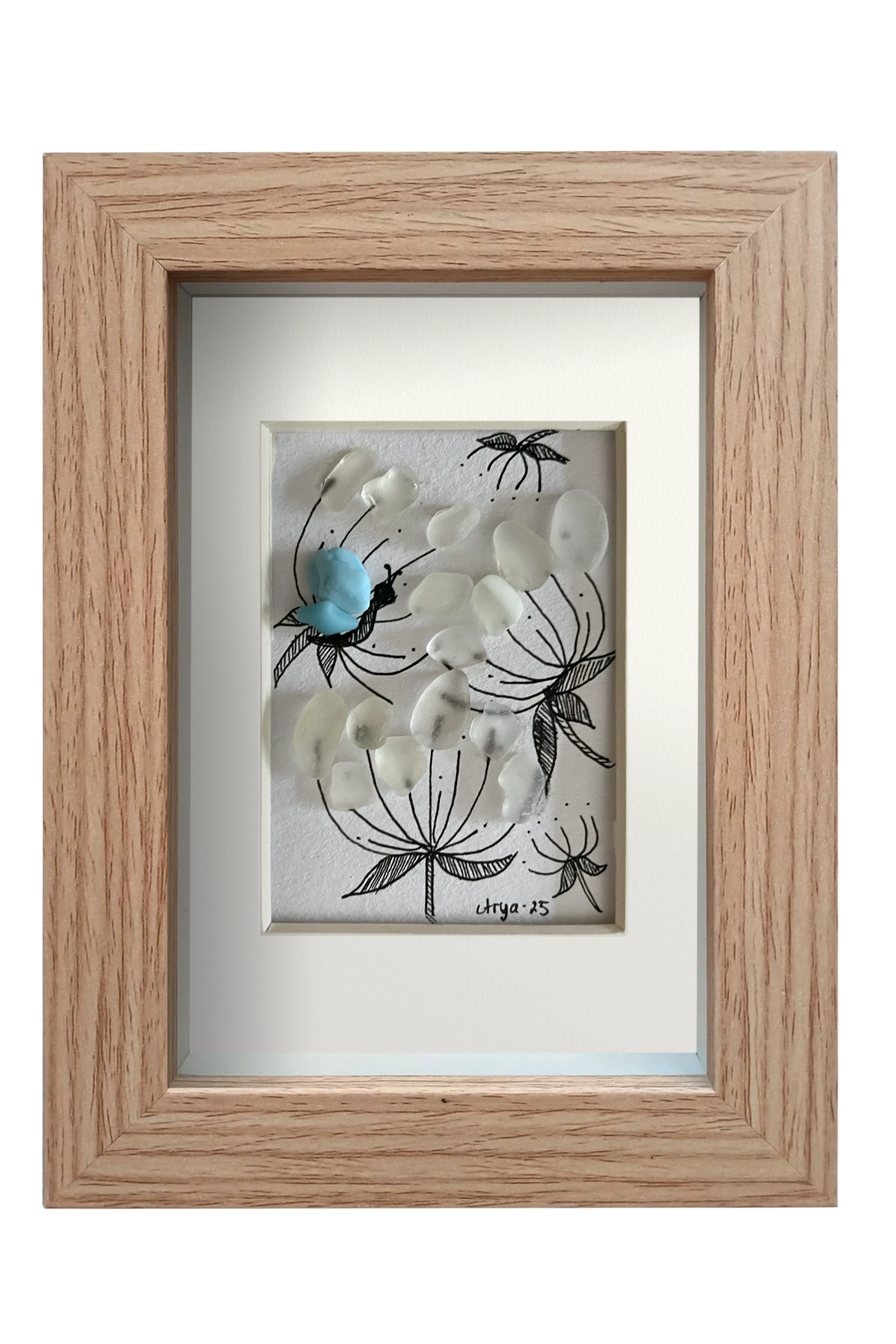 Cuadro con dibujo de flores blancas con los tallos con líneas de tinta y flores con vidrio de mar translúcido y una mariposa de alas azules 