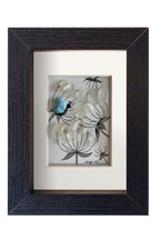 Cuadro con dibujo de flores blancas con los tallos con líneas de tinta y flores con vidrio de mar translúcido y una mariposa de alas azules 