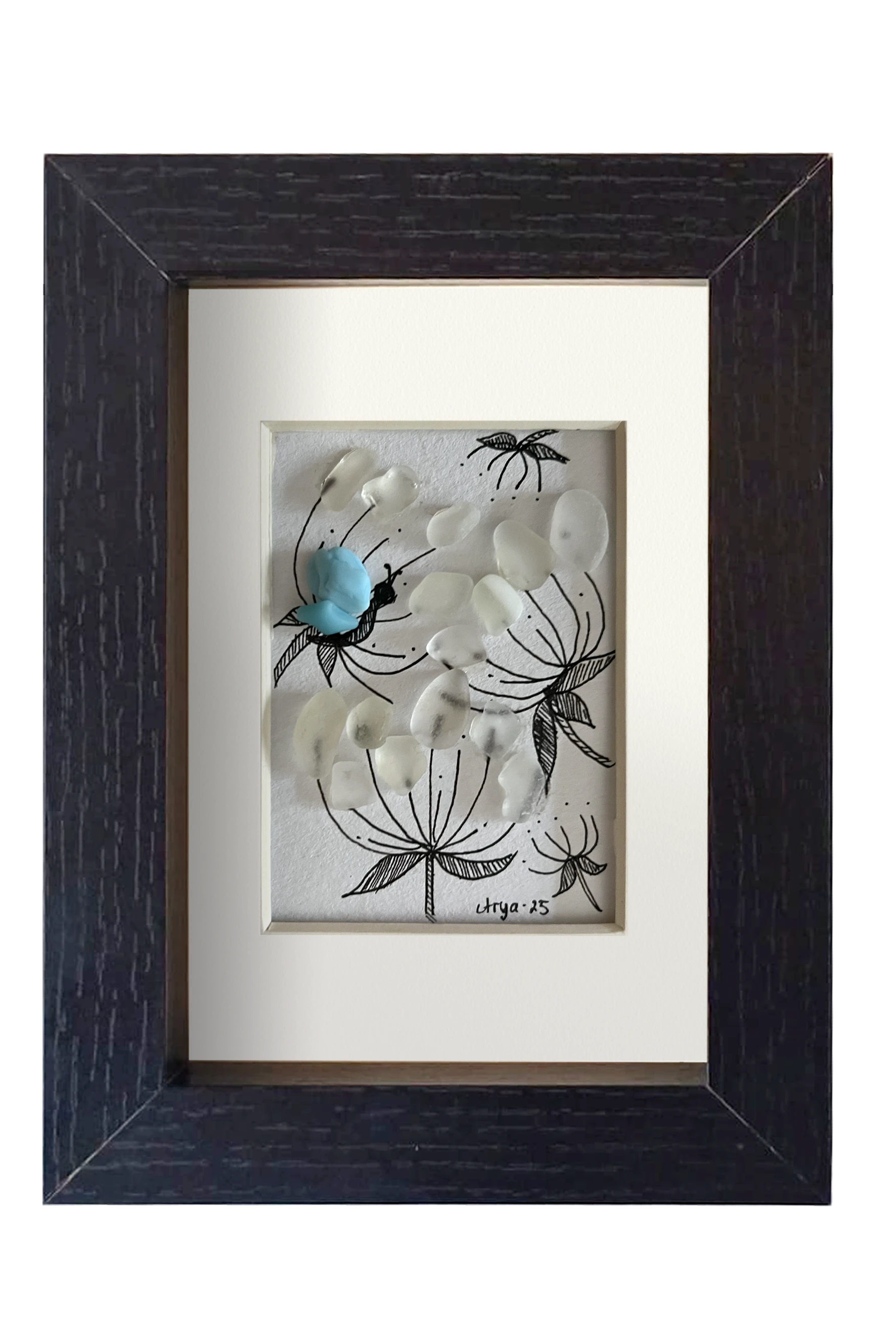 Cuadro con dibujo de flores blancas con los tallos con líneas de tinta y flores con vidrio de mar translúcido y una mariposa de alas azules 