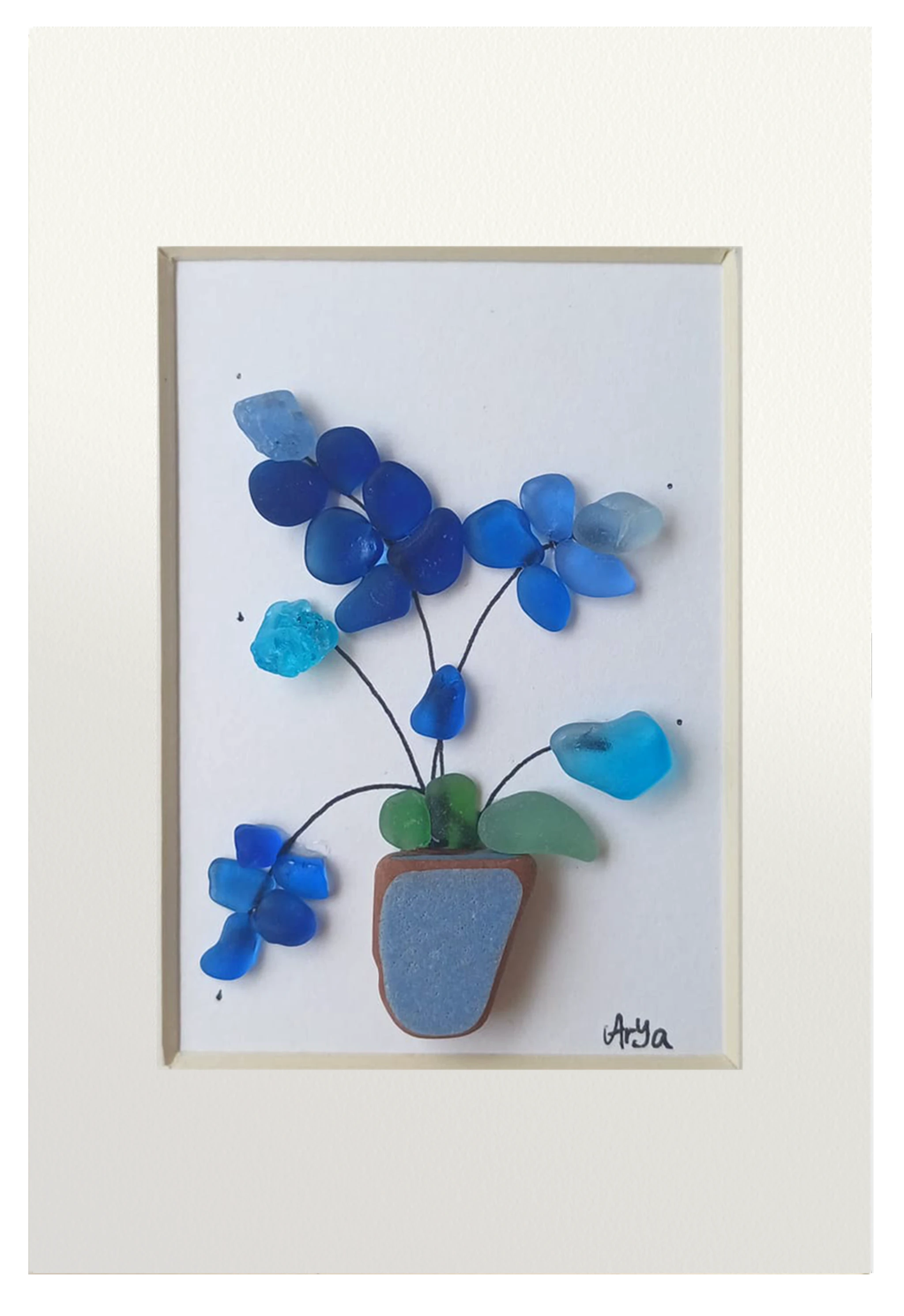Cuadro con maceta y flores azules y hojas verdes hecha con vidrio de mar y cerámica desgastada