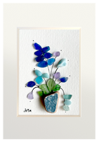 Cuadro con maceta y flores azules lilas y celestes hecha con vidrio de mar y cerámica desgastada