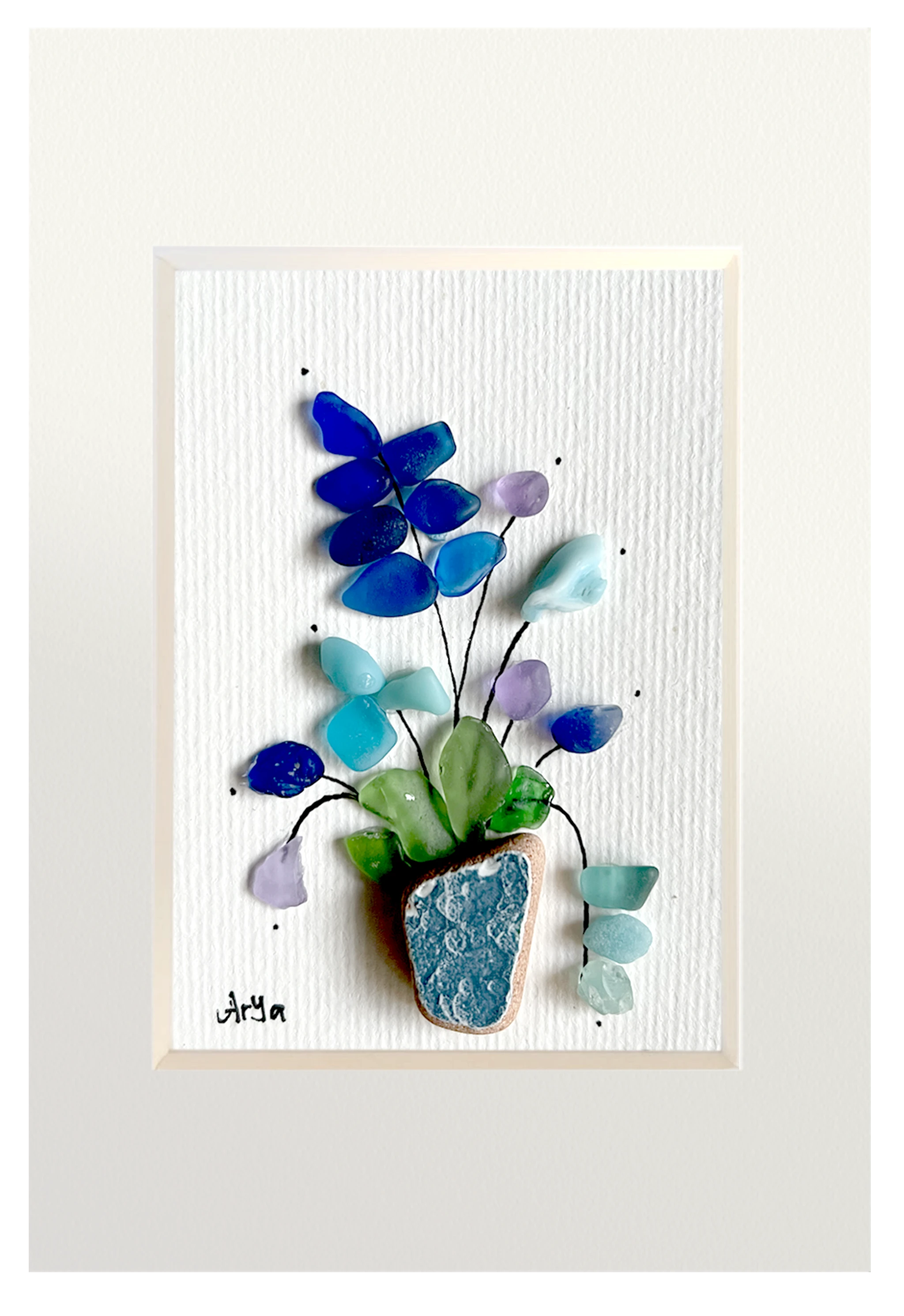 Cuadro con maceta y flores azules lilas y celestes hecha con vidrio de mar y cerámica desgastada