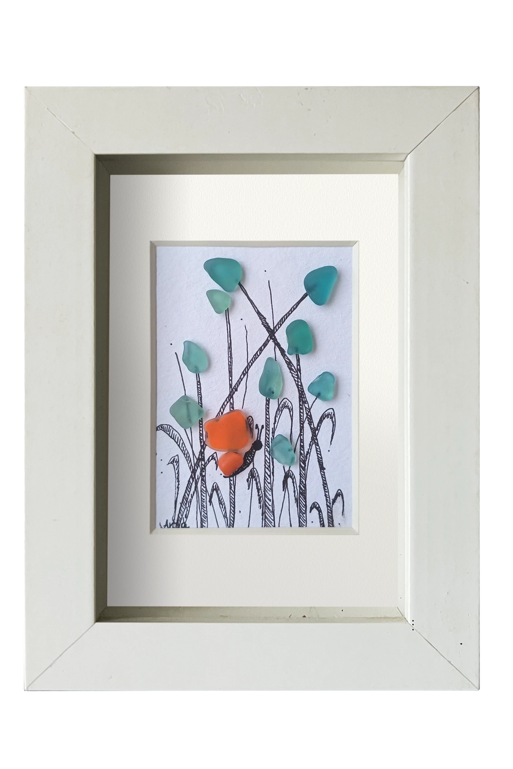 Cuadro con flores azules y una mariposa naranja hechos con tinta y vidrio de mar azlul para las flores y naranja para las alas de la mariposa