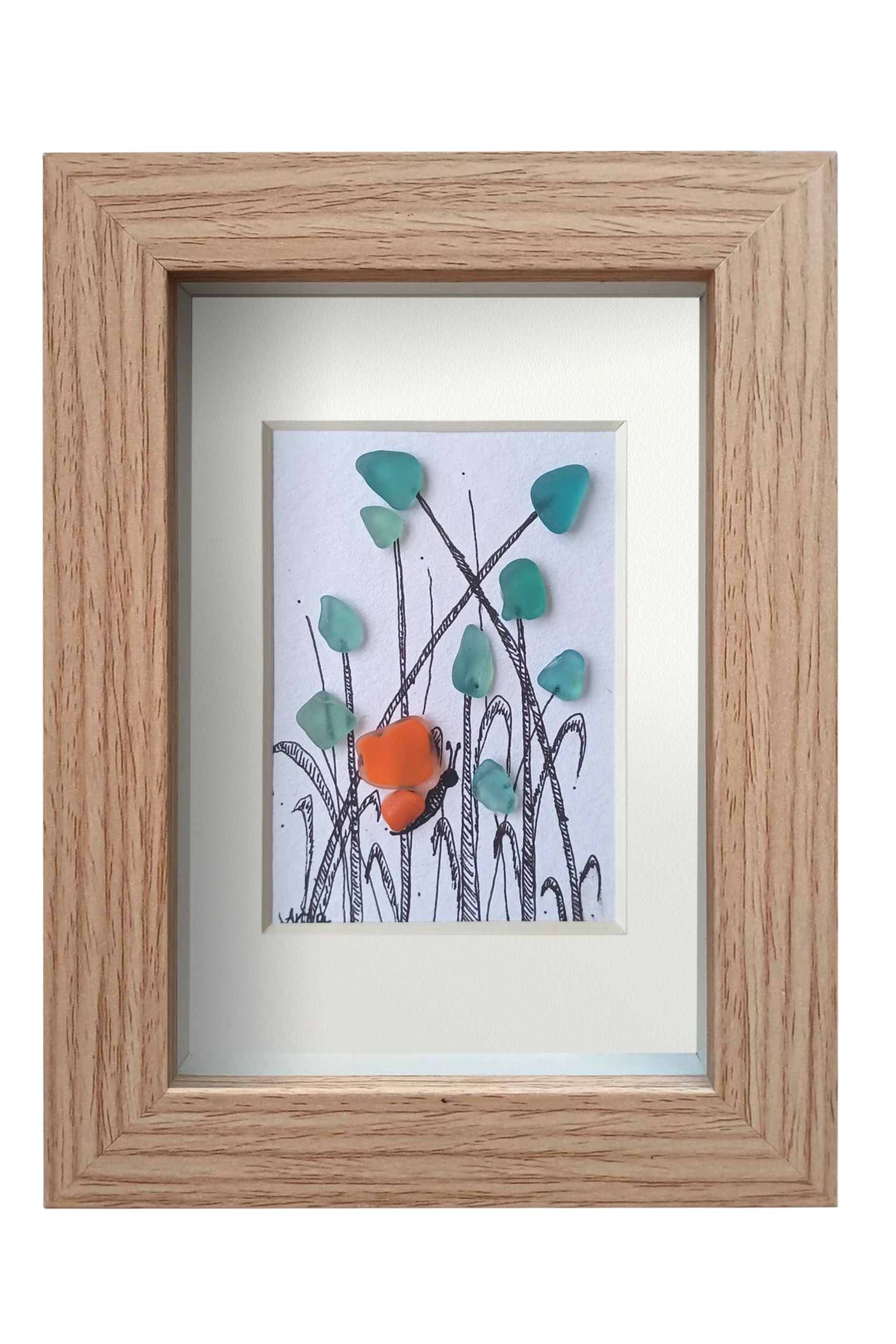 Cuadro con flores azules y una mariposa naranja hechos con tinta y vidrio de mar azlul para las flores y naranja para las alas de la mariposa