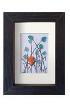 Cuadro con flores azules y una mariposa naranja hechos con tinta y vidrio de mar azlul para las flores y naranja para las alas de la mariposa