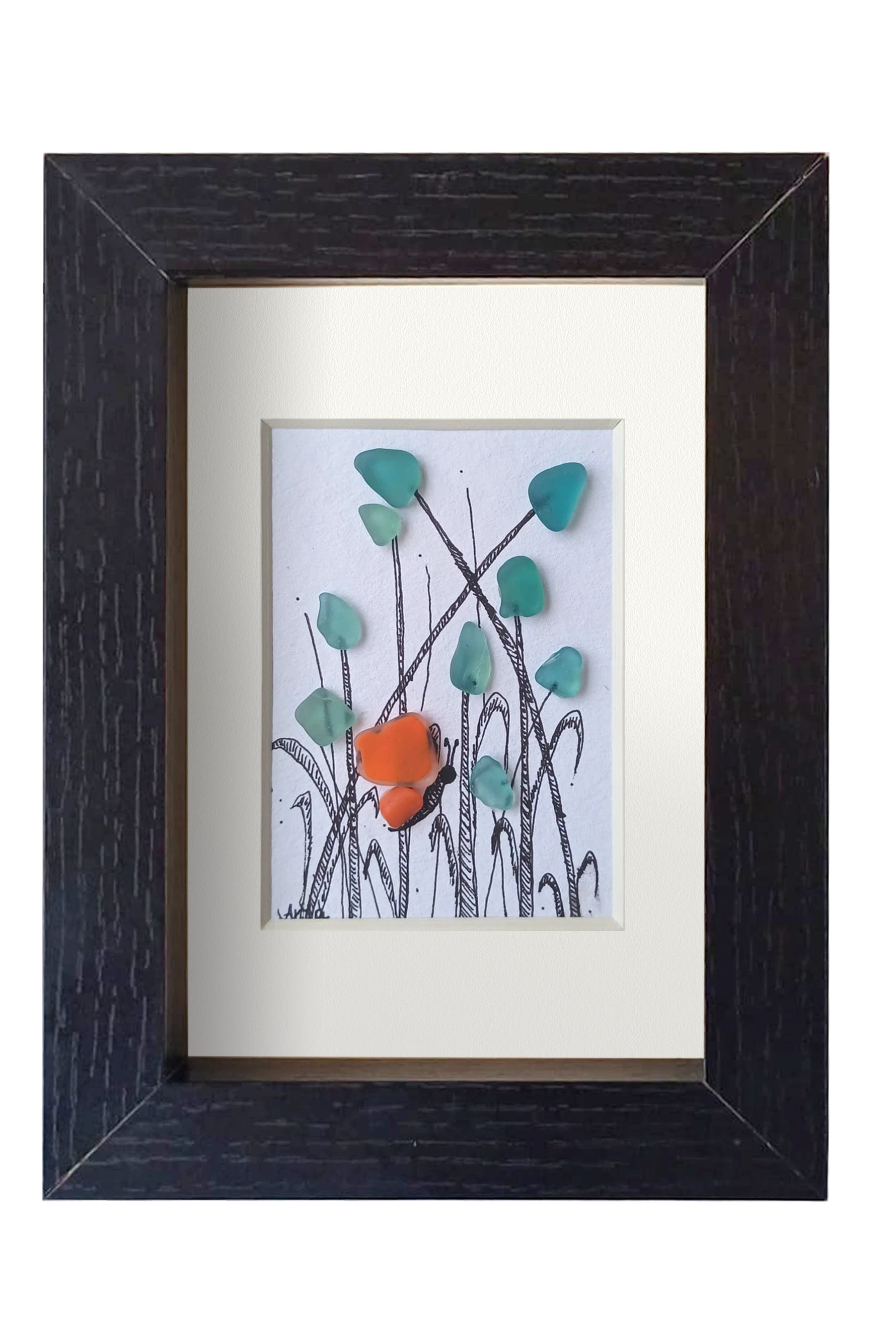 Cuadro con flores azules y una mariposa naranja hechos con tinta y vidrio de mar azlul para las flores y naranja para las alas de la mariposa