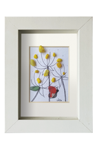Cuadro con flores amarillas y una mariposa roja hechos con tinta y vidrio de mar amarillo para las flores y rojo y blanco para las alas de la mariposa