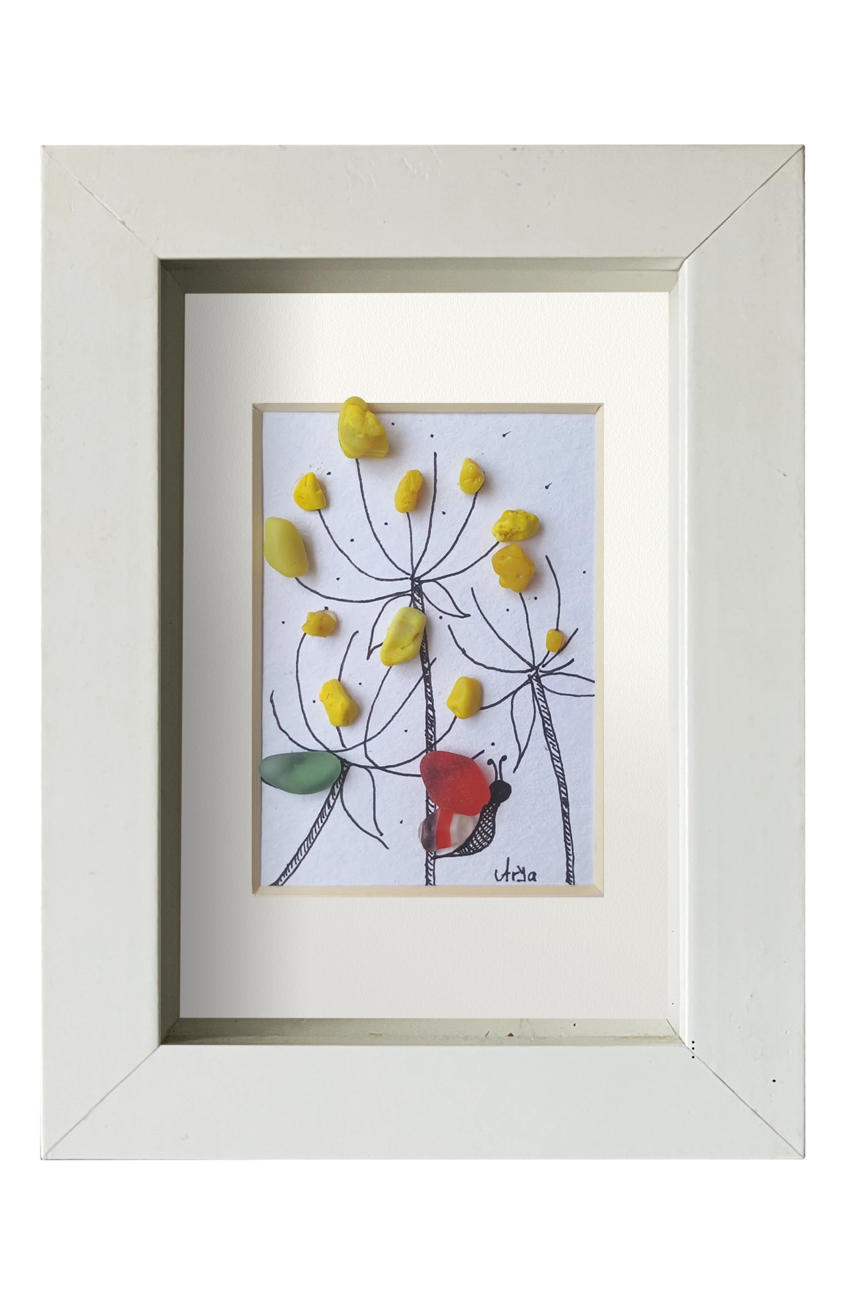 Cuadro con flores amarillas y una mariposa roja hechos con tinta y vidrio de mar amarillo para las flores y rojo y blanco para las alas de la mariposa